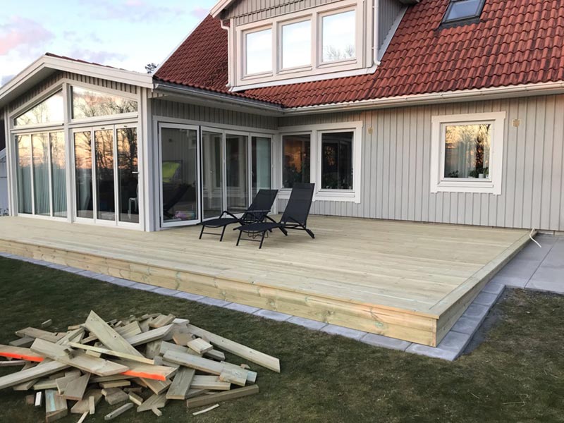 Bygge av nytt altandäck i Husqvarna