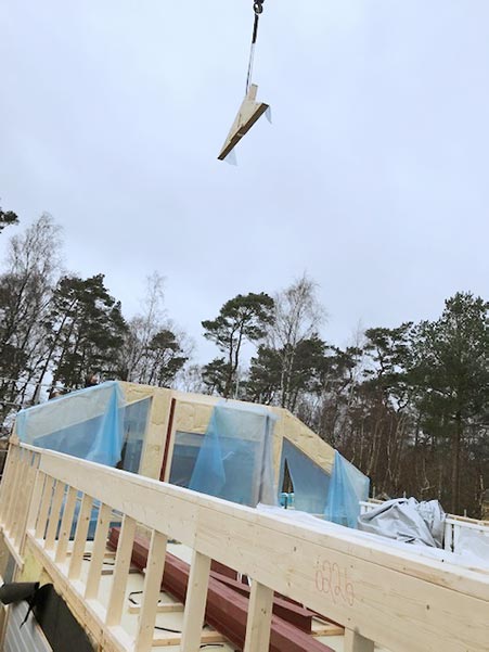 Takkonstruktion placeras med hjälp av kran