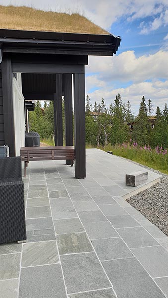 Stenplattor i skiffersten på terrass